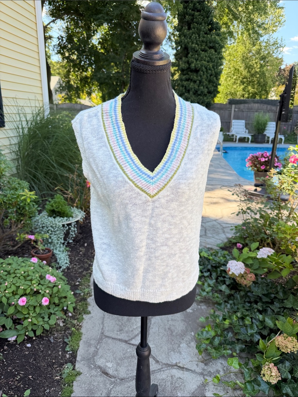 Talbots Petite Sweater Vest MP Ivory Pastel Stripe V Neck Preppy linen/cotton